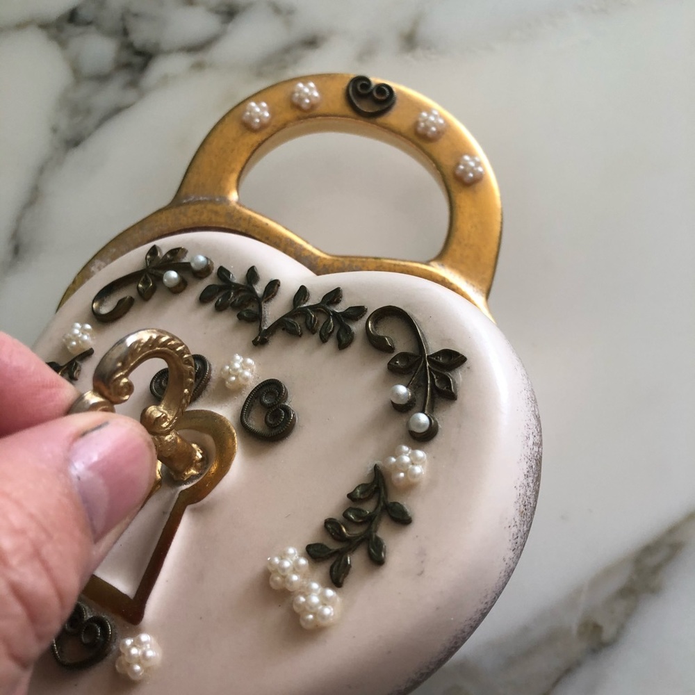 Vintage Gold and Cream Heart Lock Decor - Picture 5 of 6